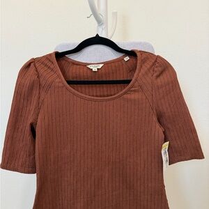 Max Studio Rust Ribbed Short Sleeve Top